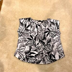 Tahari light weight top. XL